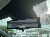 車体の後部にカメラがついていて、その映像がルームミラー内のモニターに表示します。人や荷物などで視界が遮られた時なども確認がしやすいです。