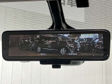 【インテリジェント ルームミラー】車両後方のカメラ映像をミラー面に映し出すので、車内の状況や、天候などに影響されずいつでもクリアな後方視界が得られます!