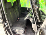 運転席まわりには十分なスペースがあり、大柄な方でもゆったり運転していただける環境です。