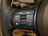 【ステアリングリモコン】ステアリングにオーディオ調節可能なスイッチが装備されていますので運転中でも視線をそらさずにオーディオの調節が可能です!