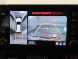 パノラミックビューモニター付きです。車両を上から見たような映像をモニター画面に表示。運転席からの目視では見にくい、車両周辺の状況をリアルタイムでしっかり確認できます。