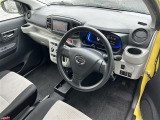 【運転席】座り心地が良いシートなので長時間の運転でも快適にお過ごしいただけます。新品のフロアマットのご注文も可能です。掲載箇所以外にご希望の写真がございましたらお気軽にお問い合わせ下さい。