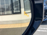 【ブラインドスポットモニター】走行中、ドアミラーの死角になりやすい箇所に後続車が接近するとサイドミラーのレンズに警告を表示!ドライバーに注意喚起をしてくれます。