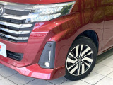 【LEDヘッドライト】悪天候や夜間走行時も良好な視界を確保し安心して運転できる高輝度LEDヘッドライトを装備!点灯速度が早く、消費電力も抑えられています。
