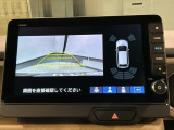 リバースギアに入れるだけで後方の表示へ切り替わります。夜間や雨の日の駐車も楽になりますよ。