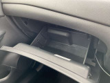 グローブボックス。車検証ブックや小物などが収納できるスペースがあります。
