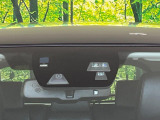 【スマートブレーキサポート】走行中に前方の車両等を認識し、衝突しそうな時は警報とブレーキで衝突回避と被害軽減をアシスト。より安全にドライブをお楽しみいただけます。