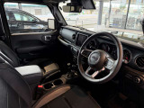 ステアリングを握ればJeepワールドが目の前に広がります。