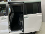 自動開閉するオ-トスライドドア付!!開閉部が広く狭い場所の乗り降りでも便利、半ドア防止機能や小さな子供さんの事故を防ぐ安全装備も付いて便利で安心♪♪