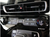 左右独立温度コントロールフルオートエアコンです。運転席、助手席それぞれで独立して温度設定ができます。冷え性の方が乗っても安心ですね♪