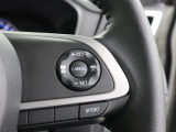 前車との適切な車間距離を保ちながら追従走行やスピードダウンをセンサーで行います。高速道路の長時間ドライブで疲労軽減に貢献します。