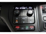 運転席と助手席の温度設定の変更が可能な左右独立タイプのデュアルエアコンです♪♪♪暑がりな人・寒がりな人も誰もが車内を快適にお過ごしいただけます♪♪♪