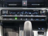 左右独立温度コントロールフルオートエアコンです。運転席、助手席それぞれで独立して温度設定ができます。冷え性の方が乗っても安心ですね♪