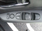 全席パワーウインドウを装備!運転席はオート機能が付いていますので、ワンタッチで全開閉が可能です♪