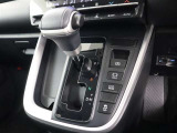 シフトパターンです。電気式のパーキングブレーキを採用してます。また車種・グレードによっては走行モードも変える事も!