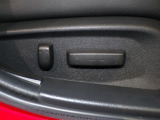 パワーシート装備車です。電動でシートが動きます、高級感がありとても便利な機能です!