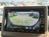 バック駐車が苦手な方や、初めてのお車で不安な方でも後方をナビ画面に映してくれるので、ラクラク停められます。