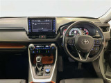 運転席周りのレイアウトをご覧ください。ナビゲーションが綺麗に装着されすっきり収まってますね!