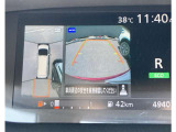 インテリジェント アラウンドビューモニター。クルマのまわりや目が届きにくいところも、大きい画面でしっかり確認できるので安心。