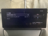 車線逸脱警報システムは、走行中にカメラで車線を検知して、自車が車線から逸脱する可能性があると判断した場合に、警報によりドライバーに通知します。