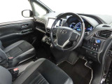 シンプルで使いやすいデザインの運転席です。