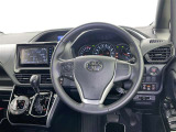 運転席まわりです。 各操作スイッチは使いやすい位置に配置されてます。