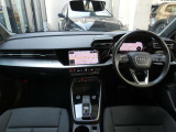 先進テクノロジーと機能性、デザインが見事に調和するAudi A3のインテリア。運転席と助手席を取り囲むラップアラウンドデザインによって開放的なゆとりを感じさせてくれます。