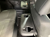 (快適パックに含まれる装備)後席のパーソナルテーブルはお子様が車内で飲み物を飲んだり食べたしする際に便利です。普段使用しないときは折りたたみ収納できます。