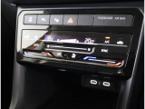 2ゾーンオートエアコン付きです!運転席側と助手席でそれぞれの温度調節が可能です!