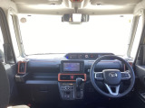 フロントガラスが大きく、ワイドな視界で運転もしやすくなるように設定されています。視認性のよいインパネ周りです。操作スイッチやカップホルダーも使いやすい位置に配置されています。