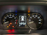 様々な車両情報を表示できるTFTマルチインフォメーションディスプレイを中央に配した視認性の高い大型2眼メーターです