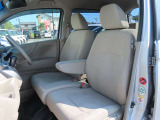 助手席と運転席はゆったりと座れるベンチシートタイプになっています。