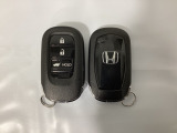 スマートキーを装備しています。鍵を差し込むことなくドアロックの開け閉めと、スタートボタン操作でのエンジンスタートができます。ボタン操作でトランクが開けられる電動テールゲートのボタンもついています。