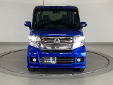 とっても明るいディスチャージヘッドライト(HID)です。 また、フォグライトもついています!