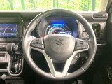 インテリアに合わせたデザインのステアリングは、運転される方のことも考え、運転しやすい形状、大きさです。是非一度、実際に触ってお確かめください。