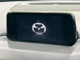 【マツダコネクトナビ】車内の雰囲気にマッチした一体型タイプのナビ。各種車輌設定やBluetooth再生等、様々な機能が楽しめます。直感的なダイヤル操作が可能で、使い勝手も良好です。