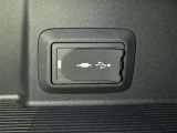 充電用USB端子付き。スマートフォンなどの充電に便利です。