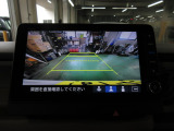 バックカメラの画像です。ガイドラインがスムースな車庫入れをサポートいたします。車庫入れの安心感がアップしますね。