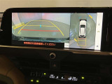 【パノラミックビューモニター】映像で、見づらい車両周辺の確認をアシスト。クルマを真上から見ているような映像を表示。 運転席から確認しにくい車両周囲の状況を把握。
