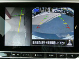 ギアを『R』に入れた後、カメラボタンを押すと、運転席から見えない左側面をナビ画面にうつしてくれるので、幅寄せや縦列駐車がし易くなります。