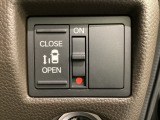 左側電動スライドドアは運転席からでも操作ができるように、ハンドル付近に開閉の操作スイッチが付いています。