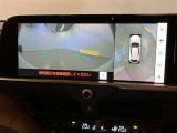 複数のカメラの映像をもとに、クルマを真上から見ているような映像をドライバーに提供し駐車をサポートする機能です。