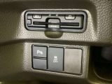 ハンドルの左下にETCがついています。高速道路の料金所の通過も楽々です。 カードの取り出しもしやすい場所についています。