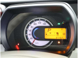 とっても見やすいメーターです。夜間時はラグジュアリーな気分にさせてくれる照明が魅力ですので、夜のドライブも楽しみになりますよ♪