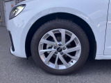 アウディみなとみらいショールーム内には東京都おもちゃ美術館と共同開発したキッズルームもあり、小さなお子様連れのお客様にもゆっくりおくつろぎいただげる空間となっております。