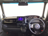運転席は、大きな座面と包み込むような背もたれがドライバーの身体全体をしっかり支えます。上質なシート素材と座り心地のよいクッションを採用し、長時間の運転やコーナーの多い道も快適です
