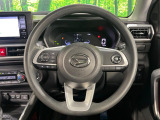 インテリアに合わせたデザインのステアリングは、運転される方のことも考え、運転しやすい形状、大きさです。是非一度、実際に触ってお確かめください。