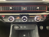 運転席と助手席にはシートヒーターが付いています☆寒い時期に腰周りを温めてくれるので体全体が温まりやすいのは勿論、暖房と違い顔に風が当たらないので、乾燥肌やドライアイの方でも大丈夫☆