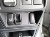 両側電動スライドドアをボタンで開閉可能です。