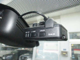 衝撃検知機能付きドライブレコーダーを装備しています♪万が一の事故時の記録を残すと共に、安全運転の意識も高まります!また旅行の思い出作りにも一役買いますね♪後側のドライブレコーダーの取り付けも承ります☆